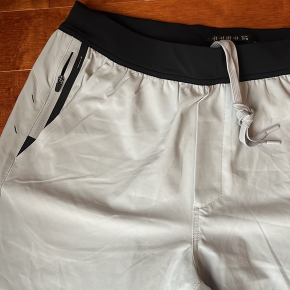 NWOT Ten Thousand Light Gray Interval Short (Liner) 9" Size Medium & Large - Picture 2 of 6
